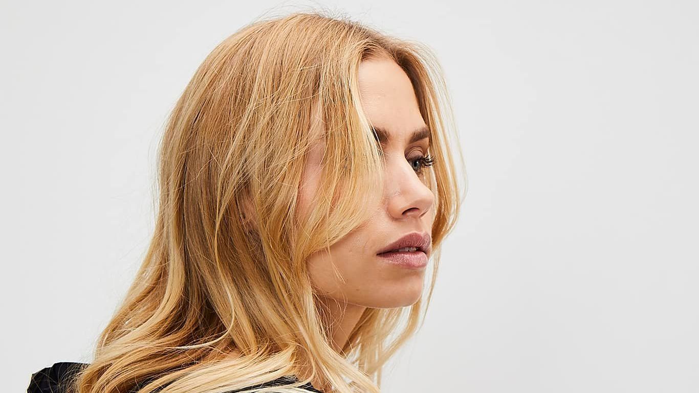 Dame med blondt hår
